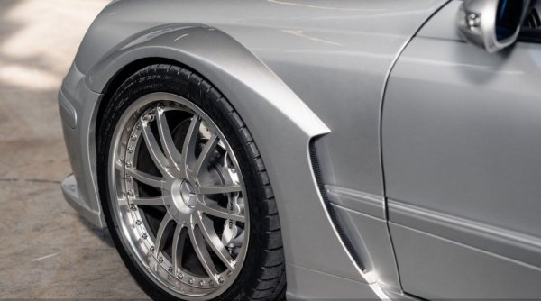 Навсякъде, където е било възможно, те са заменили метала с въглеродни влакна: в спойлера, в седалките, във вътрешните панели на вратите, даже в капачката на резервоара. Освен това този DTM AMG е с над 7 сантиметра по-широк от обикновения AMG отпред, и с почти 11 сантиметра - отзад.
