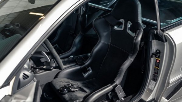 Седалките са състезателни, воланът е почти четириъгълен, а коланите са петточкови, точно като в DTM шампионата. Разбираме защо американците са отказали да приемат това за обикновен шосеен автомобил. 
