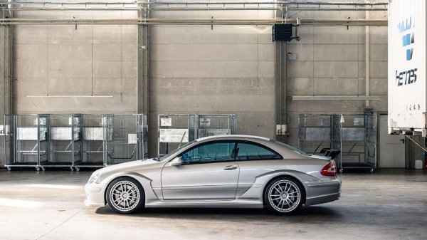 Освен че е един от най-чудовищните Mercedesи на последния четвърт век, DTM AMG е и един от най-редките. 
Навремето HWA произведе само 100 бройки от купето, от които 40 са с десен волан. После добави и 80 кабриолета, които обаче са средно със стотина килограма по-тежки. Цената беше шокираща за онова време: над 230,000 евро. Но тя далеч не беше единственото условие, за да имате тази кола: Mercedes сам си избра купувачите и им изпрати специални покани. 
