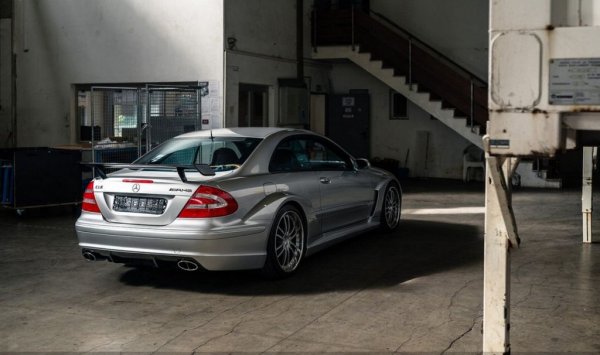 Множество асове от Формула 1 се възползваха - а Мика Хакинен, Дженсън Бътън и Кими Райконен още пазят своите екземпляри. Разумно от тяхна страна, защото тази кола става все по-ценна с годините. Екземплярът, който ви показваме, е от 2005 година, с пробег едва около 18,000 километра. На големия търг на RM Sotheby's в Париж тази кола се продаде за 460 625 евро. Което е точно два пъти над цената на ново Ferrari Roma. 
