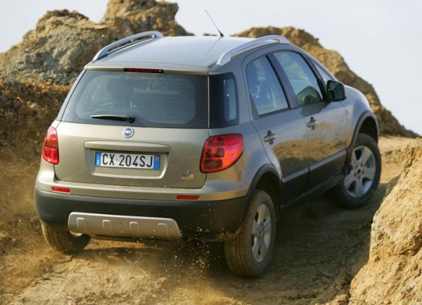 Друга марка, която навлезе в SUV-сегмента с помощта на външен производител, беше Fiat. Италианската марка използва Suzuki SX4, за да пусне Sedici, който, въпреки размера си (само 4111 мм дължина), предлагаше задвижване на всички колела. Това беше и страхотно решение за мобилност, точно както е и Fiat Panda Cross днес. Sedici се предлагаше на пазара с атмосферен бензинов мотор със 107 к.с., както и с турбодизел със 120 к.с.