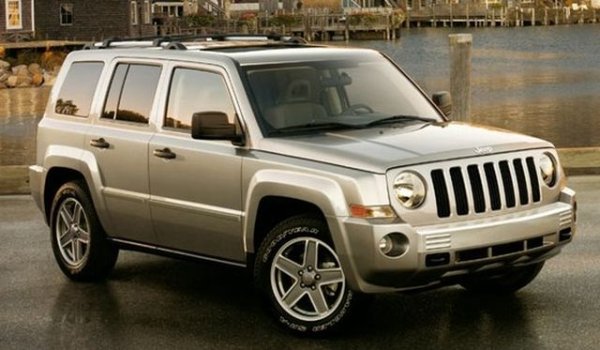 Американската марка се усети, че SUV-моделите започват да привличат голям интерес сред клиентите още към края на първото десетилетие на 21-ви век и затова създаде няколко такива автомобила, сред които бяха първият Compass и Patriot. Вторият обаче беше много по-малко успешен от своя братовчед. Patriot се предлага с турбодизелов 2.0 CRD двигател със 140 к.с., който е дело на Volkswagen и със система за задвижване на четирите колела.