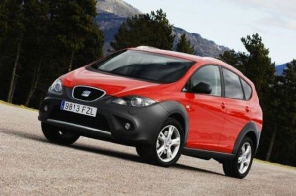 В случая с испанския модел по-скоро става дума за повдигнат миниван. Но също така е вярно, че тази Altea може да се похвали с 4х4 и пътен просвет от 225 мм, което не е никак лошо. Гамата от двигатели беше доста широка - два бензинови TSI със 125 и 210 к.с., плюс три TDI турбодизелови със 105, 140 и 170 к.с. Някои от тях биха могли да се комбинират с автоматичната трансмисия с двоен съединител DSG. 