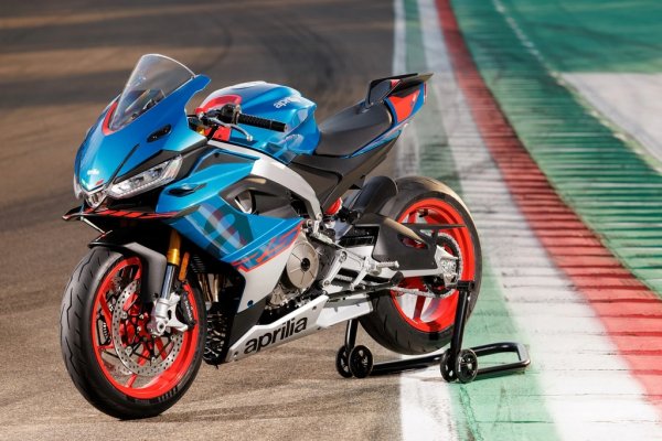 Спрямо 2024: 54% ръст
Италиански производител от Ноале, недалеч от Венеция, основан от благородника Алберто Беджо след Втората световна война и носещ името на любимата му кола - Lancia Aprilia. Днес е част от групата Piaggio.
В България продажбите са се увеличили чувствително спрямо миналата година, най-популярните модели са RS 660 и SR GT 200.  
