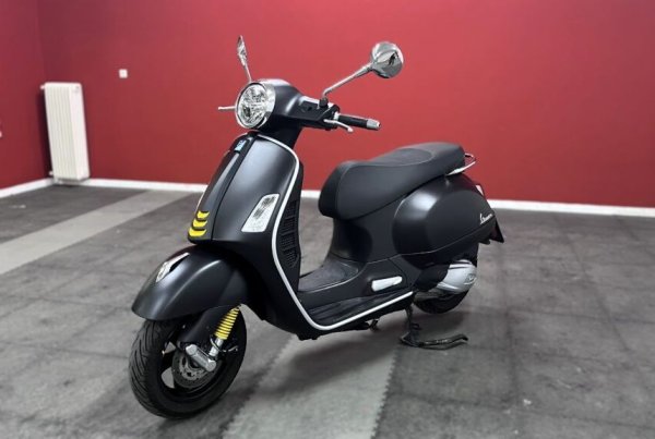 Спрямо 2024: 21% ръст
Компанията е основана от Риналдо Пиаджо още през 1884, но в ранните си години произвежда локомотиви, самолети и дори подводници. 
След Втората световна война Енрико, син на Риналдо, се насочва към малките мотоциклети, за да увеличи приходите. Големият авиоспециалист Корадино Д'Асканио проектира най-успешния скутер в историята - Vespa. Днес това е културна икона и един от най-популярните символи на Италия. Именно Vespa GTS е и най-продаваният модел на марката в България тази година. 
