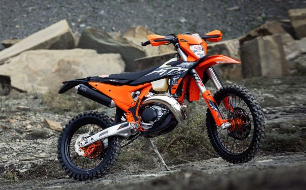 Спрямо 2024: -20% спад
През 30-те години Ханс Трункенполц създава сервиз за мотоциклети в австрийското градче Матигхофен, което се налича Kraftfahrzeug Trunkenpolz Mattighofen, или накратко KTM. Прототипът за първия собствен модел се появява през 1951. През годините марката се прочува най-вече с офроуд мотоциклетите си. В последните години обаче тя има сериозни финансови затруднения и бе погълната от индийската Bajaj. В България продажбите спадат с 26 бройки спрямо същия период на миналата година. Най-популярният модел у нас е 300 EXC. 
