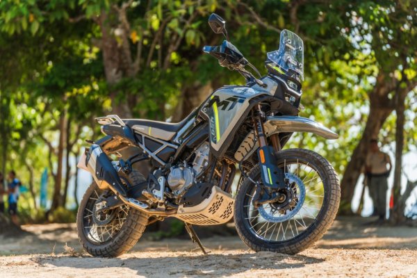 Спрямо 2024: 440% ръст
CFMoto, базиран в Ханджоу, е един от водещите китайски производители на мотоциклети (а също и на двигатели, яхти и какво ли не още). Компанията направи име като местен производствен партньор на КТМ, но отдавна разработва и своя собствена гама. В сравнение с миналата година, продажбите в България са скочили над четири пъти. Най-продаваният модел у нас е CFMoto 450 MT, на който се падат над половината продажби. 


