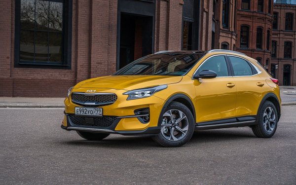 Kia XCeed е смесица от кросоувър и хечбек, което го отличава от конкурентите му. Тук обаче свършват основните предимства на автомобила. Големият недостатък на корейския модел е съотношението цена/качество. Специалистите също така не са впечатлени от двигателната гама, която вече включва само един 1,5-литров бензинов агрегат. Отбелязават се неудобните седалки за пътниците отзад.
