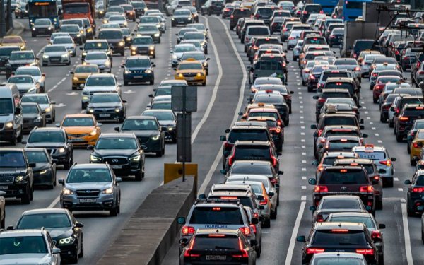 Задръстванията в големите градове и пътуванията на малки разстояние също оказват негативно влияние върху моторното масло. При работа на ниски обороти в двигателя се натрупва нагар, за чието премахване отговаря именно маслото. Не е нужно да имаш развита фантазия, за са си представиш какви проблеми ежедневно среща смазващата течност, когато моторът работи почти непрекъснато на празен ход или на ниски обороти.