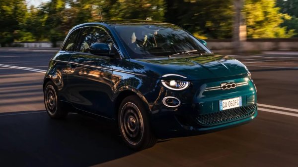 Италианският електромобил е малък, но ако нямате изрична нужда от пространство, спокойто може да бъде единствената ви кола, отбелязват британците. Батерията му е достатъчна, за да можете да се качите и на магистрала - за разлика от конкуренти като Honda e или електрическото MINI Cooper SE, които могат да бъдат само втори коли в семейството. Все пак фиатът не е толкова забавен за каране като тези двете. Той полага по-сериозни усилия да бъде възприеман като обикновен, нормален автомобил. Със стилен дизайн и усещане за качество. 

