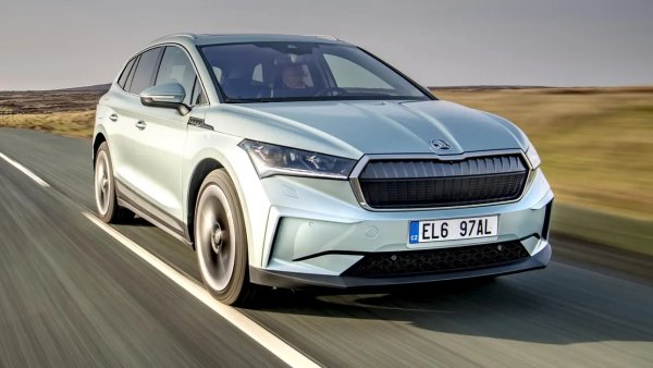 "Още един случай, в който може да се окаже, че Skoda предлага по-добра оферта от еквивалентния Volkswagen", смята Top Gear. Eniaq се каза също толкова добре като ID.4, но има по-практичен и не толкова дразнещ интериор, а е и малко по-евтина. 
