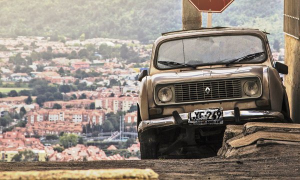 Жил Норман: "Имате право. Електромобилите ще се налагат с различна скорост в различните страни. Например в България, както знаете, делът на електрическите автомобили е едва около половин процент, когато на повечето места в Европа е 4.5 - 5-5 процента. Виждате, че има разлика не само между отделните региони в света, но дори и между страни от един и същи регион. 
Важното за нас е да определим кои ще са основните електрически пазари. През тази година това ще е Европа, която изпреварва Китай. Тези два региона са главният ни фокус. Така че ни трябва добър баланс между електрифицираната ни гама, която е насочена най-вече към Европа, и по-традиционната гама с вътрешно горене, насочена към пазарите, които не са още готови за разцвет на електромобилите". 
