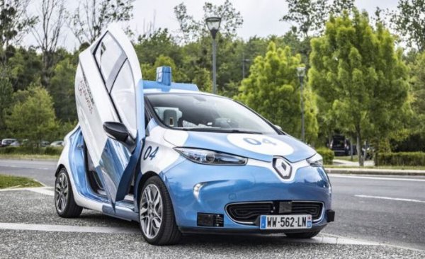 Жил Норман: "Това е много добър въпрос. Първоначално имахме нещо като състезание за увеличаване на обхвата. Защото не постигахме минимума, необходим да убедим хората да преминат на електричество. При 300 километра пробег с предишното Renault Zoe започнахме да го достигаме. Сега, с 400 и повече километра, повечето клиенти ни казват, че не се нуждаят от допълнителен пробег, а искат възможности за по-бързо зареждане. С бъдещия Megane e-Vision ще могат за по-малко от половин час да заредят два часа каране. А когато могат да зареждат бързо, вече няма да им трябва по-голяма, по-скъпа и по-тежка". 
