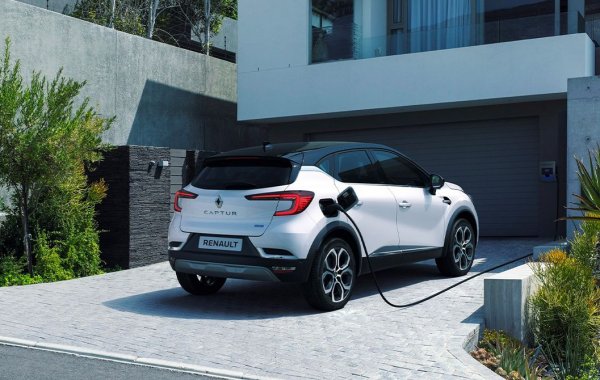 Жил Норман: "От досегашния ни опит мога да кажа две неща. Първо, имаме достатъчен капацитет за рециклиране, и за повторно използване на материали като кобалта например...
Другото, което вече знаем, е че батериите ни ще имат по-дълъг живот от самите автомобили. Една кола живее 10-15 години. След това ще рециклираме самата нея, но пакетът с батериите ще има още около десет години живот. 
Втори живот, както го наричаме. В него тя ще се използва за складиране на енергия. Това е досега фаталното липсващо звено при възобновяемата енергетика. 
Знаете, енергията от възобновяеми източници е непостоянна - зависи от слънцето, вятъра, деня и нощта. А мрежата трябва да е постоянна и стабилна. Нужен е буфер между двете. Досега го нямахме, но батериите ни могат да бъдат такъв буфер. Вече използваме някои от тях по този начин. 
Не очакваме рециклиране в сериозни мащаби още 6-7 години". 
