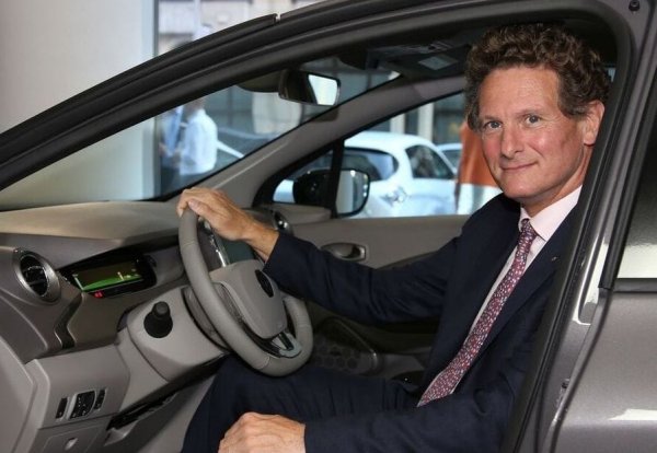 Жил Норман: "Ако приемем, че в Европа ще има 10 милиона електромобила по улиците, те са едва около 1 процент от достъпното електричество. Тоест производството на енергия няма да се повлияе от елекромобилите. 
Имаме уникалната възможност да скъсаме с традиционния модел, при който автомобилът еднопосочно получава енергия от бензиностанцията. Той не би могъл да я върне. Докато електромобилът може. Работим върху обратими зарядни, които ще позволяват да се връща енергия към мрежата. 
В днешната 50-киловатова батерия на Zoe има енергия да захранва един нормален дом за 6-7 дни. Включително отоплението. 
След две-три години ще можеш да се прибереш вечер у дома, да включиш къщата към колата си и да черпиш ток от нея, когато цената на електричеството от мрежата е най-висока. После можеш да зададеш на колата да се зареди в два часа през нощта, когато цената е най-ниска. 
Затова електрическите компании вече не виждат в електромобилите заплаха, а уникален начин да стабилизират мрежите си".
