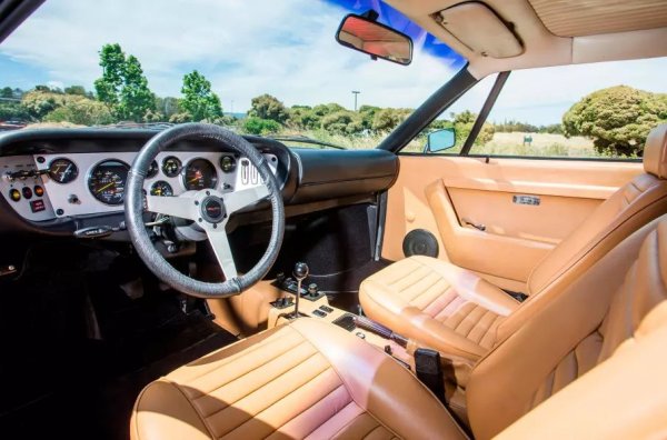 Първо се появява 308 GT4 с 2,9-литров алуминиев Dino V8 (16 клапана, до 256 к.с.). Няколко години по-късно гамата е допълнена от 208 GT4 за италианския пазар и неговото специфично данъчно облагане. Под капака има 2-литров двигател (170 к.с.), който ви позволява да развиете 220 км/ч.

Това е много рядък екземпляр - едва 840 бройки. Що се отнася до анатомията на GT4, тя е по-нататъшно развитие на оригиналния Dino. В основата й е удължена пространствена рама. Предното и задното окачване е с двойни напречни носачи.
