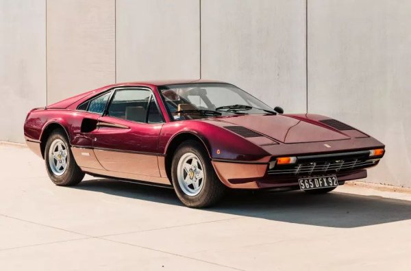 308 във формата на купето GTB и таргата GTS се появява в средата на 70-те и се произвежда паралелно с GT4. Дизайнът на Леонардо Фиораванти от Pininfarina е напълно различен, но от гледна точка на шасито приликите са очевидни. Разликата е в междуосието - GT4 е с по-дълго заради разположението на салона.

V-образният "осмак" Dino с обем от 2,9 литра е структурно идентичен с агрегата на GT4 - напречно разположение в двигателния отсек, 90-градусов наклон на блока, два разпределителни вала за всяка глава на цилиндрите и два клапана на цилиндър. Европейската версия развива до 255 к.с.
