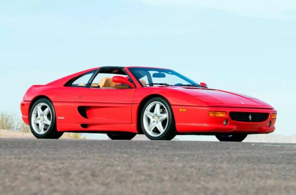 Едно от най-красивите Ferrari в историята е резултат от модернизацията на 348. На първо място, пленява с външния си вид, въпреки че има и по-готини неща в арсенала си. Може би основната техническа модернизация е преходът към 3,5-литров V8 с пет клапана на цилиндър. Мощността е впечатляващите 380 к.с. при 8250 об/мин и 363 Нм при 6000 об/мин.

Друго важно нововъведение е шестстепенен "робот" с лостчета за превключване от волана. Представен е през 1997 година като алтернатива на ръчната скоростна кутия. Динамиката на F355 е отлична - спринтът до 100 км/ч отнема 4,7 сек, а максималната скорост почти достига 300 км/ч.
