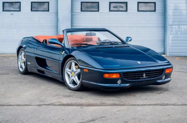Версиите на Ferrari F355 с роботизирана скоростна кутия са много по-редки от тези с механична. Например, от 4871 купета Berlinetta, само 1042 бройки са нея. Най-екзотичният е Targa GTS, от което са сглобени само 529 екземпляра. На снимката е F355 Spider от 1995 година, продаден на търг на Bonhams в САЩ през 2023-та за 140 000 долара.
