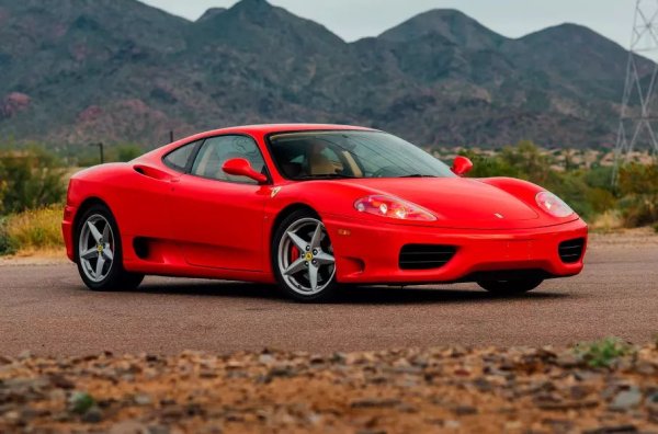 В навечерието на новия век в Маранело е представен изцяло нов суперавтомобил. Ако в F355 активно е използвана стомана, 360 е изграден около алуминиева пространствена структура. Tipo F131 има 3,6-литров двигател с пет клапана на цилиндър и "плосък" колянов вал. Мощността е 400 к.с. при 8500 об/мин и 373 Нм при 4750 об/мин.
