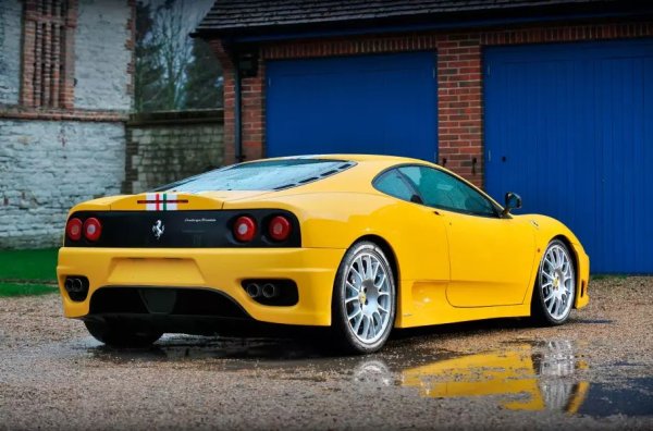 Екстремният Challenge Stradale е не само за ежедневна употреба, но и за пистата. Подготвен е по всички правила на изкуството - теглото е намалено със 110 кг, от V8 са изстискани още 25 к.с., стандартните спирачки са заменени с карбон-керамични от Ferrari Enzo, окачването и аеродинамичните настройки са коригирани. Триковете направиха колата значително по-бърза - на домашната писта във Фиорано, тя носи на Модена 3,5 сек на обиколка.
