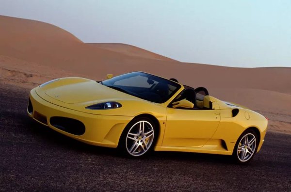 Стилът на купето и спайдъра е дълбоко преосмисляне естетиката на Ferrari 360, а пълнежът... Двигателят е F136 E е от семейството Ferrari-Maserati. Работният обем е 4,3 литра, 4 клапана на цилиндър, плюс система за променливо газоразпределение за по-голяма еластичност.

Крайните стойности са изключително обнадеждаващи - 490 к.с. при 8500 об/мин и 465 Нм при 5250 об/мин, от които 80% са налични още преди 3500 об/мин. За пуристите - шестстепенна механична скоростна кутия, а за любителите на автоматиката - роботизирана F1 от Graziano.
