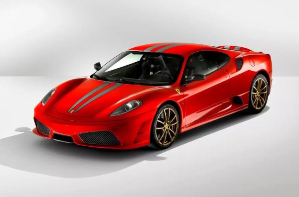 Специално място в гамата е отделено на 430 Scuderia, насочен към битката с пистови чудовища като Porsche 911 GT2 и Lamborghini Gallardo Superleggera. Теглото е намалено със 100 кг, а мощността е увеличена до 510 к.с.

Добавена е подобрена роботизирана скоростна кутия, която сменя предавките за 60 милисекунди, контрол на сцеплението F1-Trac от Ferrari 599 GTB и диференциал с електронно управление.
