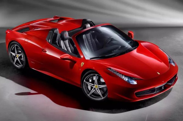 Най-новият суперавтомобил от Маранело с атмосферен V8 във формата на купе носи символичното име Italia. Защо обаче стайлингът е толкова уникален? Може би поради това, че е направен от известния "художник" на Citroen Донато Коко.

Зад кабината бълбука 4,5-литровият F136 F с директно впръскване. Пиковата мощност от 570 к.с. е налична при при 9000 об/мин, 540 Нм - при 6000 об/мин, а над 80% от тази стойност е на разположение още при 3250 об/мин. Преселективната 7-степенна роботизирана скоростна кутия с два съединителя предава мощността към задната ос.
