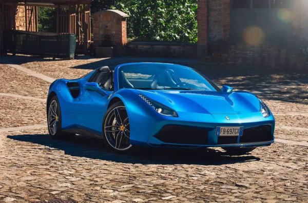 Този красавец е лесно да бъде объркан с 458 - очертанията са подобни, както и разстоянието между осите (2650 мм). Като погледнете под капака обаче, ще видите огромна разлика! Ferrari 488 получава V8 с турбо за първи път след емблематичния F40.

F154 CB 309 е напомпан от два би-турбо компресора до стойности, за които атмосферните двигатели могат само да мечтаят - 670 к.с. при 8000 об/мин и 760 Нм при 3000 об/мин. Двигателят не е загубил никакъв "въртящ момент", много по-гъвкав е и има потенциал за тунинговане.
