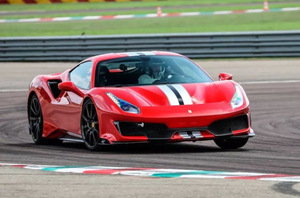 А сега - за ъпгрейдите. Най-готиният 488 Pista в гамата развива 720 к.с., въпреки че въртящият момент е увеличен само с 10 Нм. Всичко това е благодарение на междинен охладител с увеличен капацитет, нови разпределителни валове, подсилени бутала, титаниеви биели и персонализирани изпускателни колектори.

Преселективният "робот" също е претърпял ревизия - в "състезателен" режим той сменя скоростите за 30 милисекунди. Широкото използване на карбон в панелите на каросерията и интериора намаляват теглото с 91 кг. Динамиката е страхотна - до 100 км/ч за 2,85 сек, 200 км/ч за 7,6 сек и максимална скорост от 340 км/ч.
