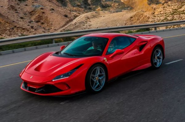 Едно от най-мощните шосейни Ferrari с V8 в историята! Дизайнерите не губят време за дреболии и "присаждат" върховия двигател от Pista с мощност 720 к.с. в базовия F8 Tributo и Spider. Уточнение - от всеки литър работен обем излизат 185 к.с. Максималните 770 Нм все още са налични при 3250 об/мин, много удобно за контрол на сцеплението.

По отношение на максималните възможности и ускорението до 100 км/ч, F8 Tributo и Spider с твърд сгъваем покрив са идентични - 2,9 сек и 340 км/ч. Купето обаче стига до 200 км/ч по-бързо - 7,8 сек, което е с 0,4 сек по-бързо от роудстъра.
