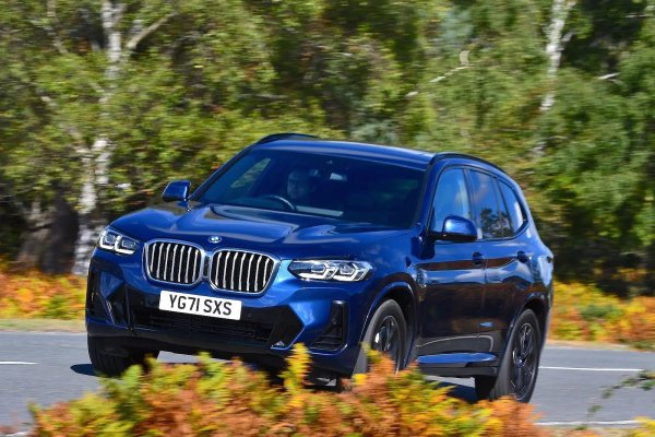 Бензиновите версии на BMW X3 се оказват по-проблемни от дизелите - 29% от бензиновите X3 са се повредили в сравнение с 19% от дизелите. Една от всеки пет повредени коли е била негодна за управление, а ремонтът на същата част е отнел повече от седем дни. 

Сателитната навигация/информационно-развлекателната система и различните електрически компоненти са основните проблеми, а BMW поема разходите за всички ремонти.

