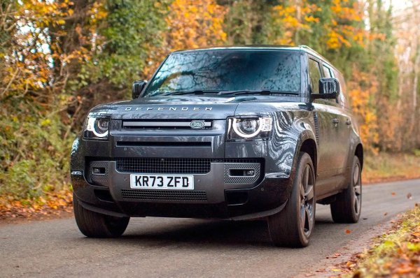 От проблеми с двигателя и електричеството се оплакват собствениците на 26% от моделите Land Rover Defender - те представляват съответно 13% и 9% от повредите. 

Повечето автомобили е можело да се управляват, но в 54% от случаите ремонтът е отнел повече от седмица. Всички посещения в сервиза са платени от производителя. 
