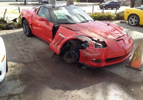 Пиян американец потроши няколко Chevrolet Corvette