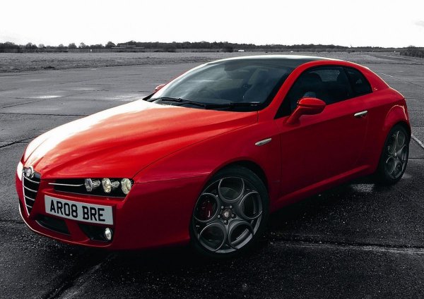 Подобно решение, но с доста по-елегантна интерпретация, бе приложено по-рано в Alfa Romeo Brera. По това време тройните плафони на фаровете станаха фирмен елемент на италианската марка.