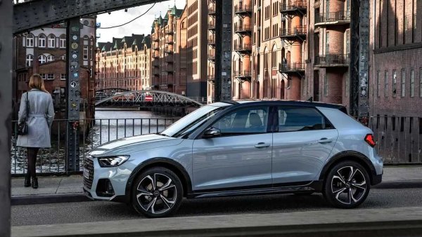 Краят на A1 - най-малкия модел в гамата, наближава. Още през 2022 г. бившият шеф нва Audi - Дюсман, заяви, че моделът няма да има наследник и никой не си направи труда да отрече думите на германския мениджър.
