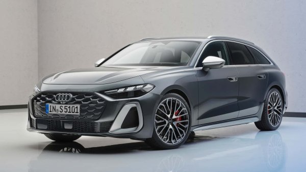 Както вече стана ясно - Audi A5 зае мястото на A4 и се промени в наличните версии на каросерията. Вече няма Sportback, купе и кабриолет, а седан и комби. Двигателите са бензинови, дизелови и електрифицирани, тоест хибриди.
