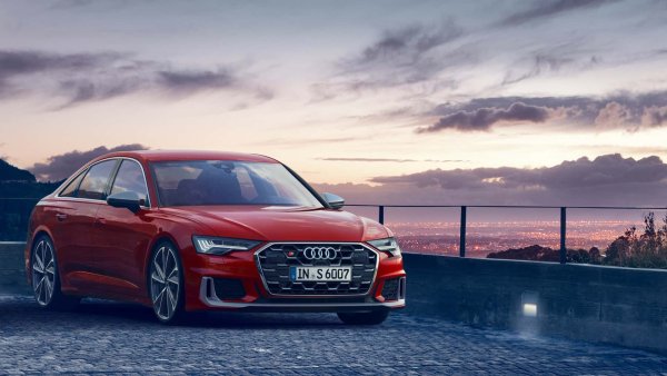 От 2025 г. A6 с двигател с вътрешно горене ще стане A7, следвайки примера на A4/A5. Ще има версията Avant, докато седанът трябва да е нещо като смесица между елегантните форми на Sportback и по-класическите форми на седана. Любопитство: в Китай вече има A7 L седан.
