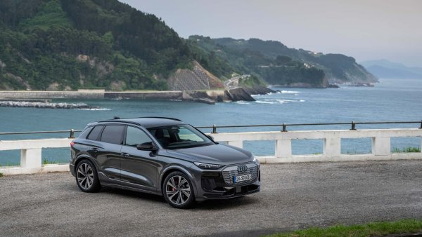 Казано малко тривиално, новото Audi Q6 e-tron е SUV версията на A6 и A6 Avant e-tron. Той преодолява разликата между Q4 e-tron и Q8 e-tron и обещава пробег до 641 км. Това е и първото Audi, базирано на електрическата платформа Premium Platform Electric (PPE), която се използва и от Porsche Macan. В бъдеще може да се появи и версия Sportback с по-елегантни линии. Наличието на суфикса e-tron се дължи на Audi Q6, предлаган на пазара в Китай.
