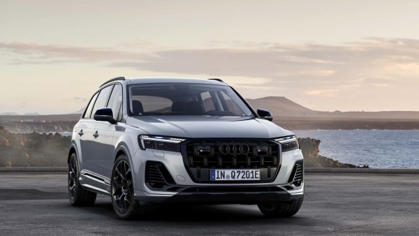 Голямо и вече на доста години - Audi Q7 е на пазара от 2015 г. и използва платформата на Volkswagen Touareg и Porsche Cayenne, като вече е известно, че последният вероятно ще продължи да се предлага още доста време с ДВГ, въпреки че новото му поколение ще получи и електрическа веркия.
