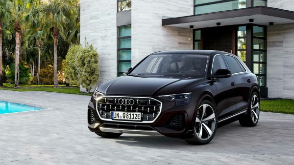 Audi Q8 с вътрешно горене беше пуснат на пазара през 2018 г. като по-спортна версия на Q7, последван от фейслифт през 2023 г. Следователно е вероятно големият и луксозен SUV да издържи още няколко години, но не и със сегашното си странно име. Може да се върне като Q7 Sportback, например.
