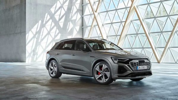 Audi Q8 e-tron представлява актуализираната и подобрена версия на e-tron, първият електрически автомобил на марката. Бъдещето му обаче е несигурно. Производството ще се премести от Брюксел в Мексико и Q6 e-tron, с 15 сантиметра по-къс, но с по-модерна механика, може да заеме неговото място в не толкова далечното бъдеще. Не е изключено обаче да има и модел, базиран на платформата на новото електрическо Porsche Cayenne.