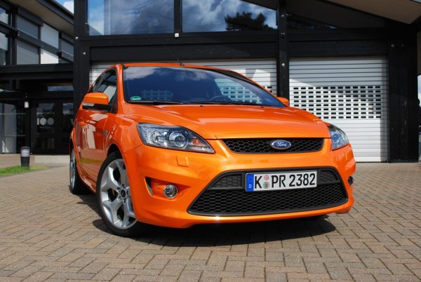 2008 Ford Focus ST. Оборудван е с пет цилиндров агрегат с обем 2.5 литра и мощност 225 к.с. Ускорението от 0 до 100 км/час е за 6.8 сек.