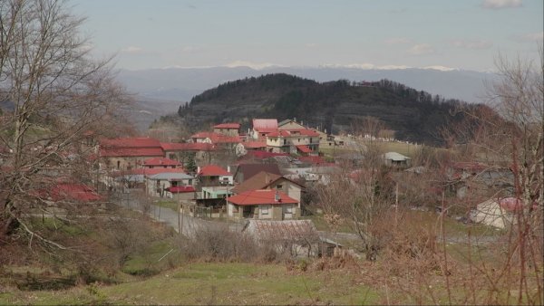 Неа Котили - или Ново Котелци - е според табелката най-високото село в Гърция, на 1450 метра надморска височина