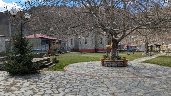 Селската кръчма дели един и същи двор с църквата