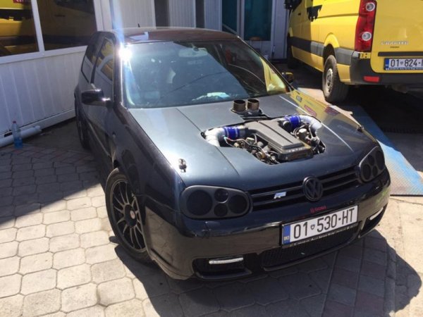 Golf Мк4 с V10 двигател от Audi RS6. Мощността е 1250 к.с.
