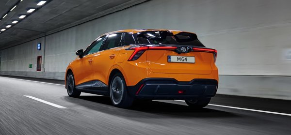 MG 4 явно не е долюбвана марка в родината си. Не се справи добре с проблеми в почти всички категории на What Car, докладвани през последните 24 месеца. И MG плати само за 55 процента от ремонтите, а 68 процента от тях отнеха повече от седмица. Да, не е малко време. 