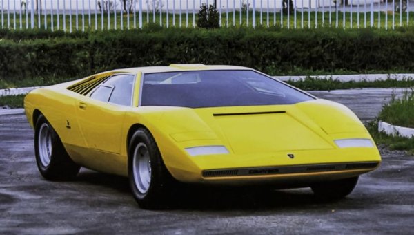 През 1971 Lamborghini бе едва 8-годишна марка, но именно нейният прототип с невиждан дотогава дизайн събра погледите в Женева. Стотици клиенти се опитаха да капарират бъдещия сериен модел, но трябваше да чакат още над три години, преди той да се появи под формата на LP400 Countach. Но пък чакането си струваше: и до ден-днешен Countach е една от най-емблематичните суперколи. 
