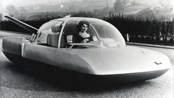 Днес Simca е само отдавна избледнял спомен, но преди шест десетилетия френската компания бе сред най-смелите и авангардни в Европа. А Fulgur бе визията на главния дизайнер Робер Опрон за... автомобила на 2000 година. След това Опрон се превърна в един от най-влиятелните дизайнери, работил за Citroen (SM, CX), Renault (Fuego, 9, 11), Fiat и Alfa Romeo. 
Самият Fulgur имаше доста черти, които биха ви се сторили познати днес: хибридно задвижване, безжично зареждане от пътната повърхност, екрани вместо циферблати, радарна система за анализиране на пътя пред автомобила. 
