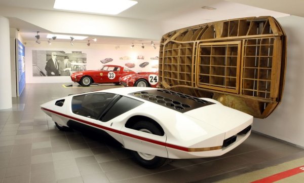 И до ден-днешен това си остава най-прославеният прототип на Ferrari в историята, носител на 22 различни награди за дизайн. Куриозното е, че тази кола можеше изобщо да не се случи. Идеите на дизайнера Паоло Мартин се струваха твърде смели не само на колегите, но и на шефа му Серджо Пининфарина. За късмет други проекти на ателието закъсняха и Modulo беше единственият, готов навреме за Женева. Макар и неохотно, накрая Серджо му даде зелена светлина. Днес тази кола е собственост на бившия холивудски продуцент и създател на хиперколи Джим Гликенхаус. 